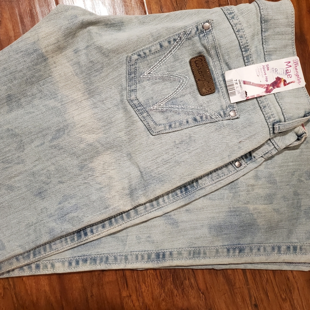 Wrangler Mae Jean's, Brand new!